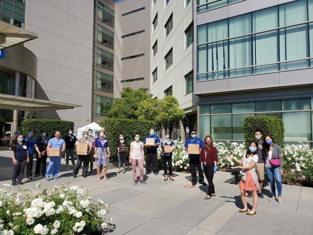 Kaiser Permanente Irvine醫護人員收到「洛杉磯與橙縣亞太裔美國人社團新冠肺炎紓困金計劃」捐贈的餐點