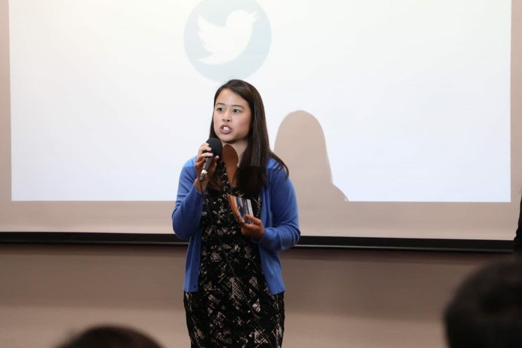國會議員Gil Cisneros代表Jocelyn Yow在華興保險「加州企業局商業輔導講座」致辭