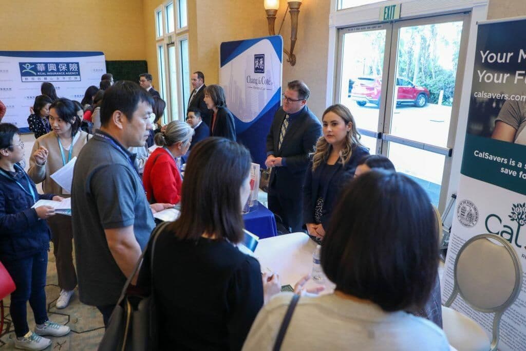 來賓在華興保險2020年聖蓋博企業雇主研討會與參展商交流