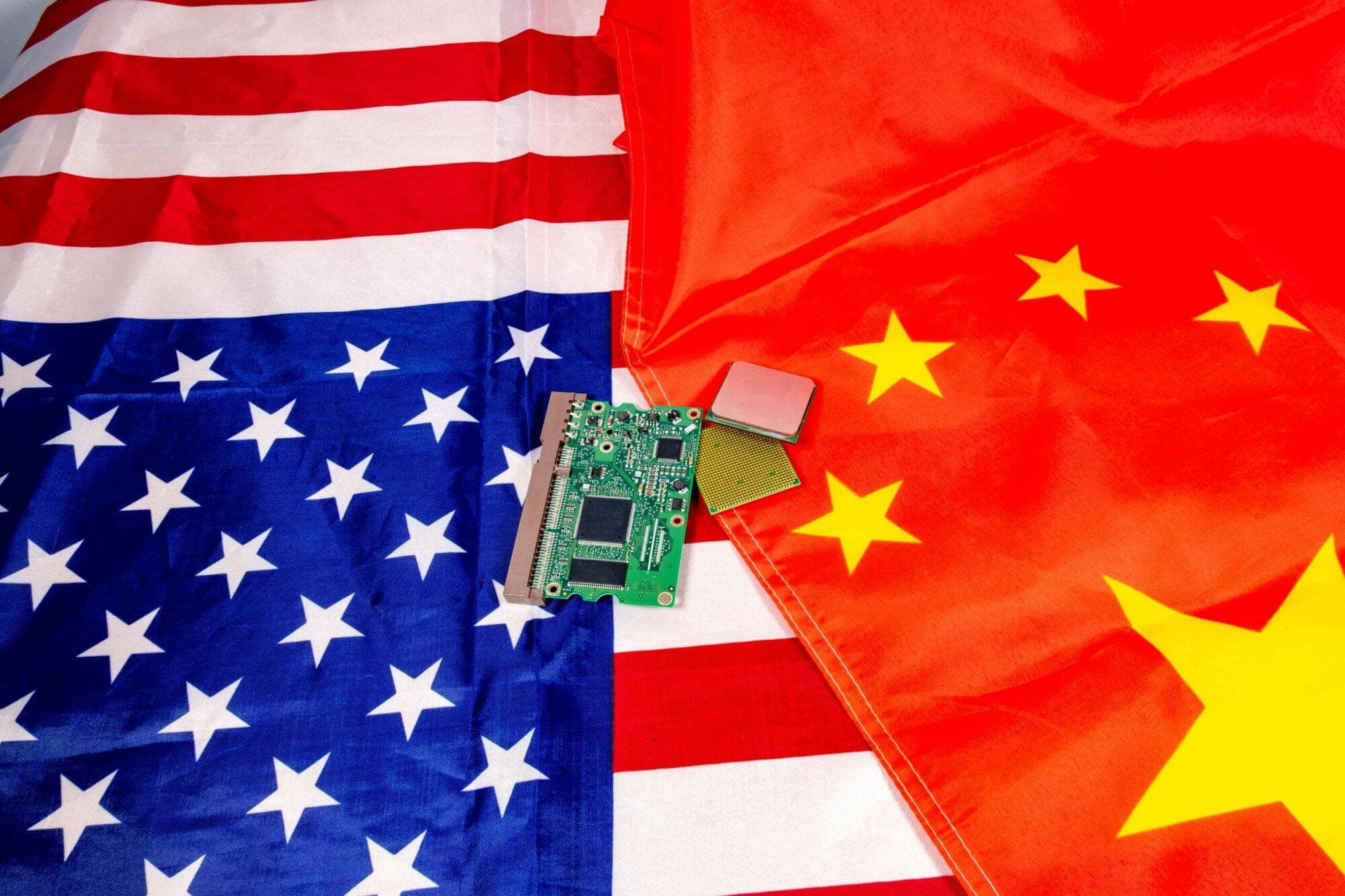美中科技角力示意图，象征对华投资与技术管制