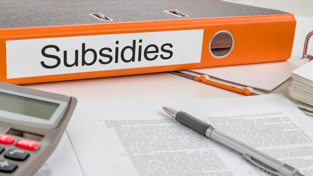 标有“Subsidies”的橙色文件夹与计算器