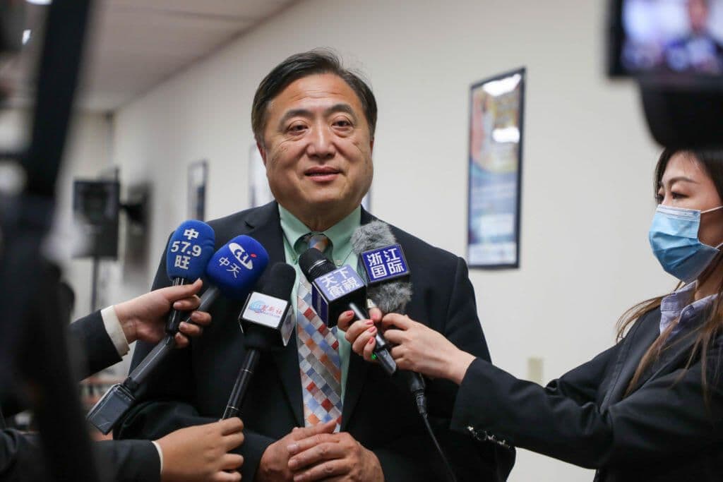 華興保險總裁張國興在新冠疫情說明會上接受媒體採訪