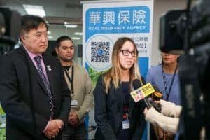 洛杉磯縣公共衛生局代表在研討會上接受媒體採訪
