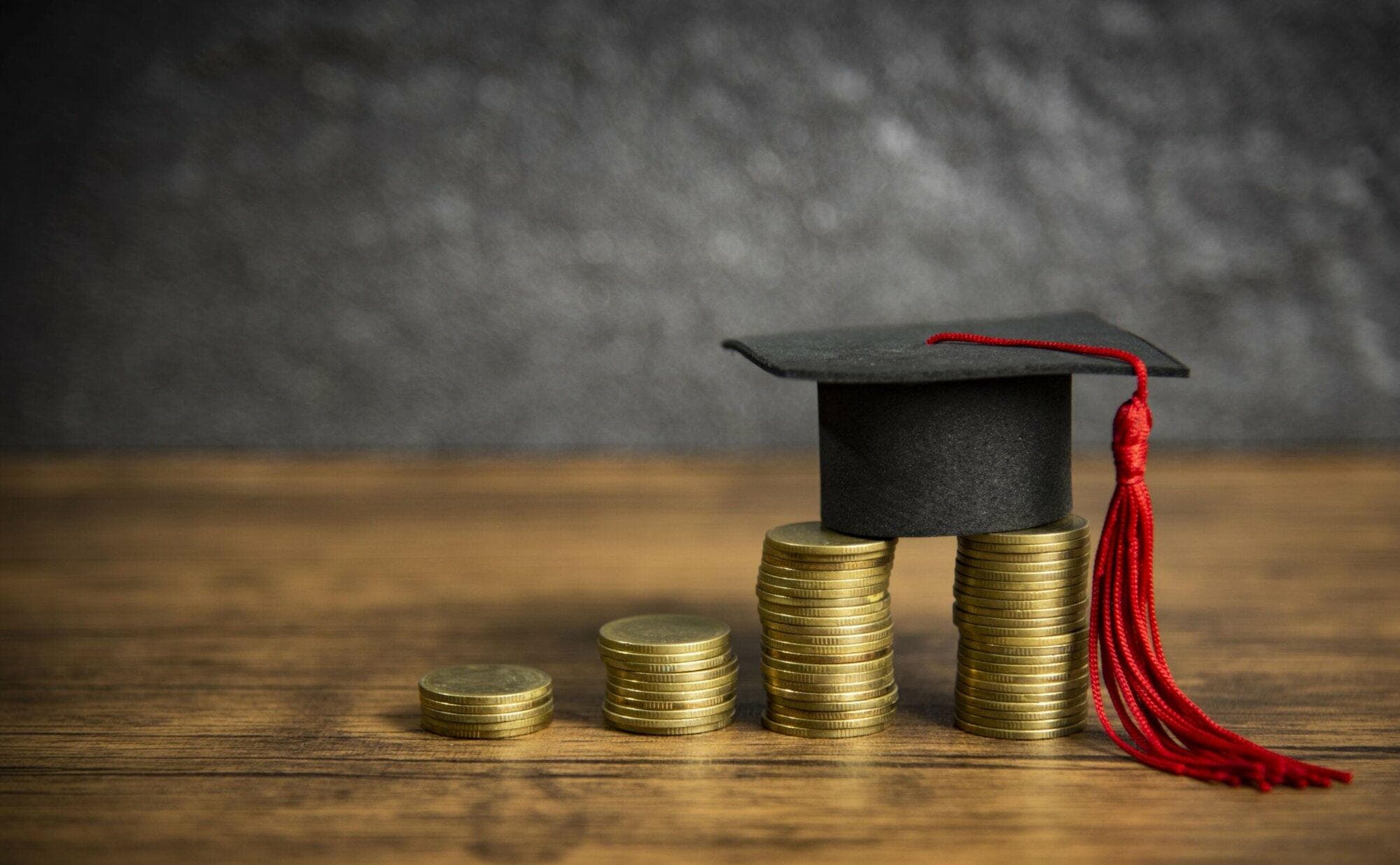 学士帽与硬币，示意学生贷款债务免除计划遭驳回