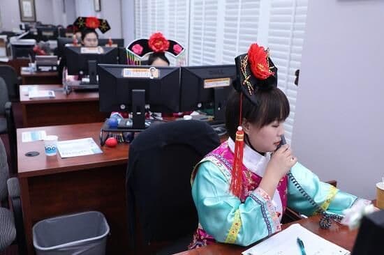 華興保險員工穿著清宮古裝在萬聖節期間以電話服務客戶