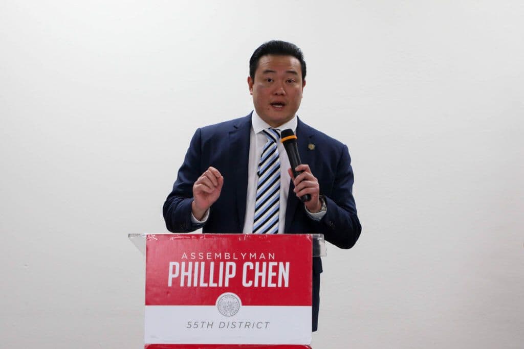 加州衆議員陳立德在華興保險總部的新冠疫情說明會上致詞