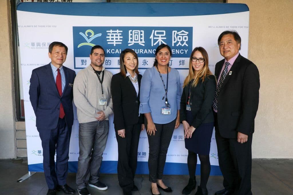 講者與華興保險代表在2020年企業雇主研討會背板前合影