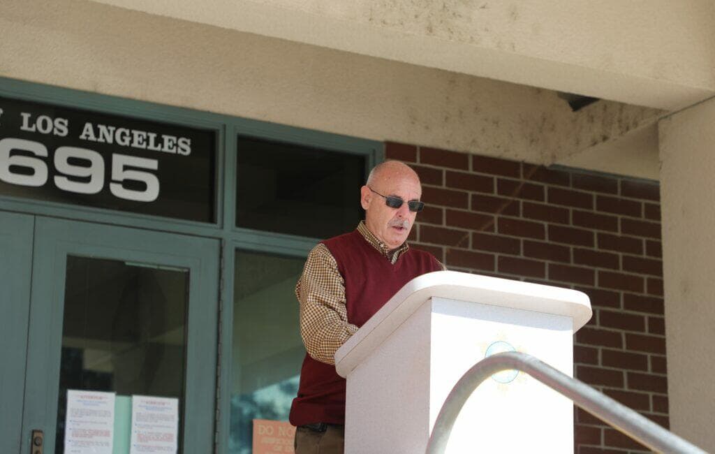 La Puente市市長Charlie Klinakis在反亞裔仇恨記者會上發言