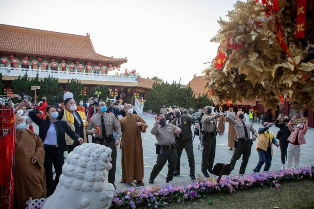 嘉賓一同向西來寺許願樹拋起祈願帶