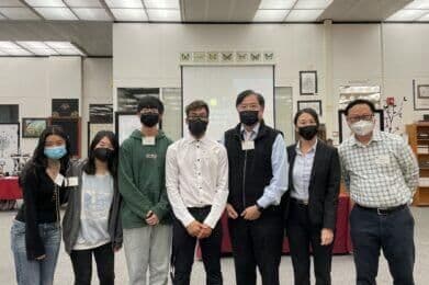 華興保險一日校長與學生在科學教育館合影
