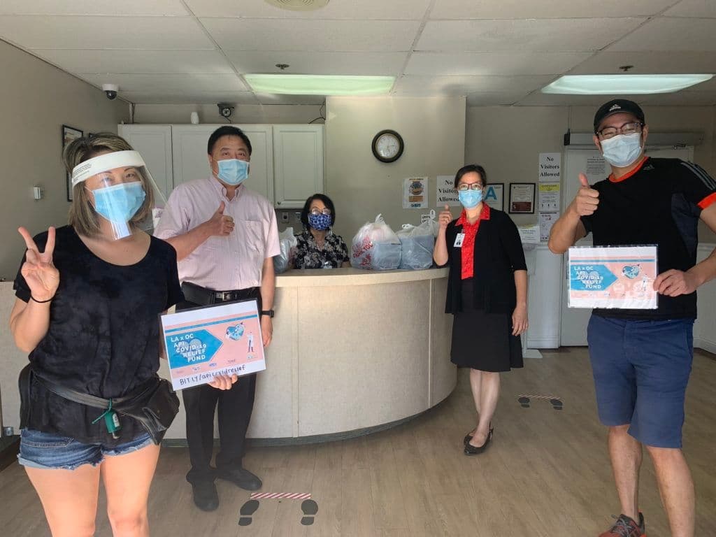 華興保險總裁張國興與首席戰略官張洛萱給Sunny Village Care Center送餐