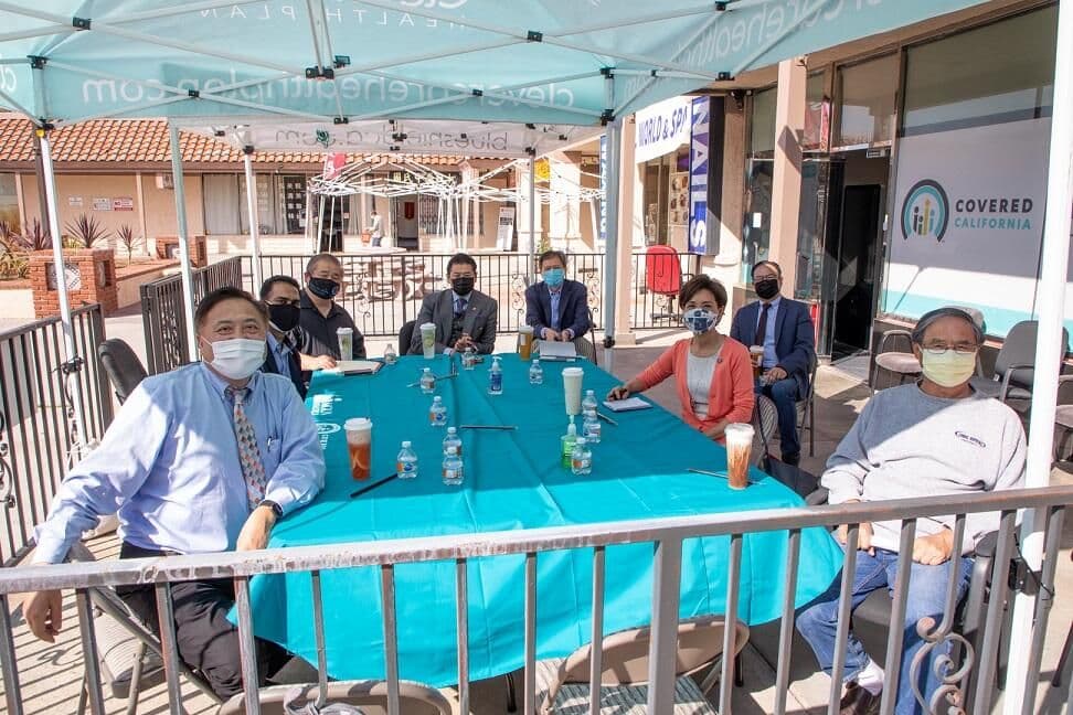 社區領袖在華興保險戶外出席反亞裔仇恨座談會