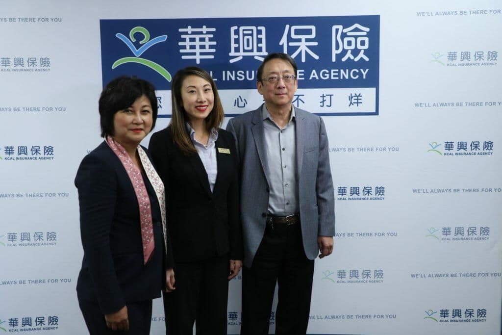 講座講者在華興保險背板前合影