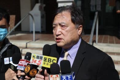 洛縣保險管理委員會委員張國興在反亞裔仇恨記者會上接受媒體採訪