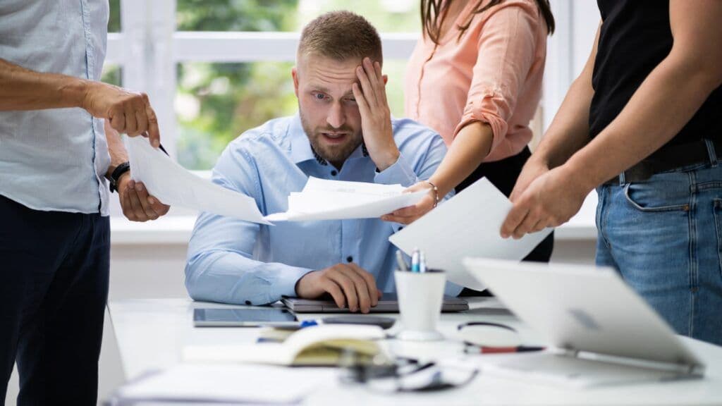 員工面露疲態，示意職場心理健康壓力