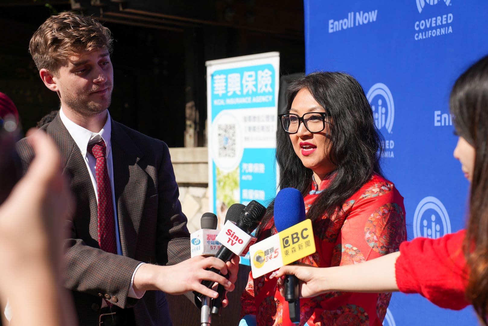Wendy McAnelly在華興保險與加州全保新春媒體發佈會上接受媒體採訪
