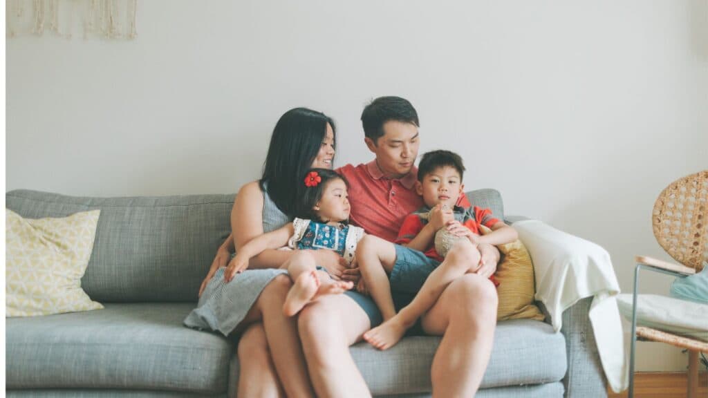 父母與孩子坐在沙發