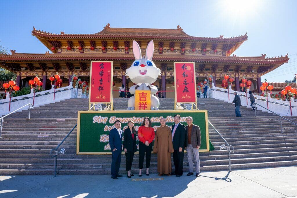 來賓在佈置迎接兔年的寺院台階前合影