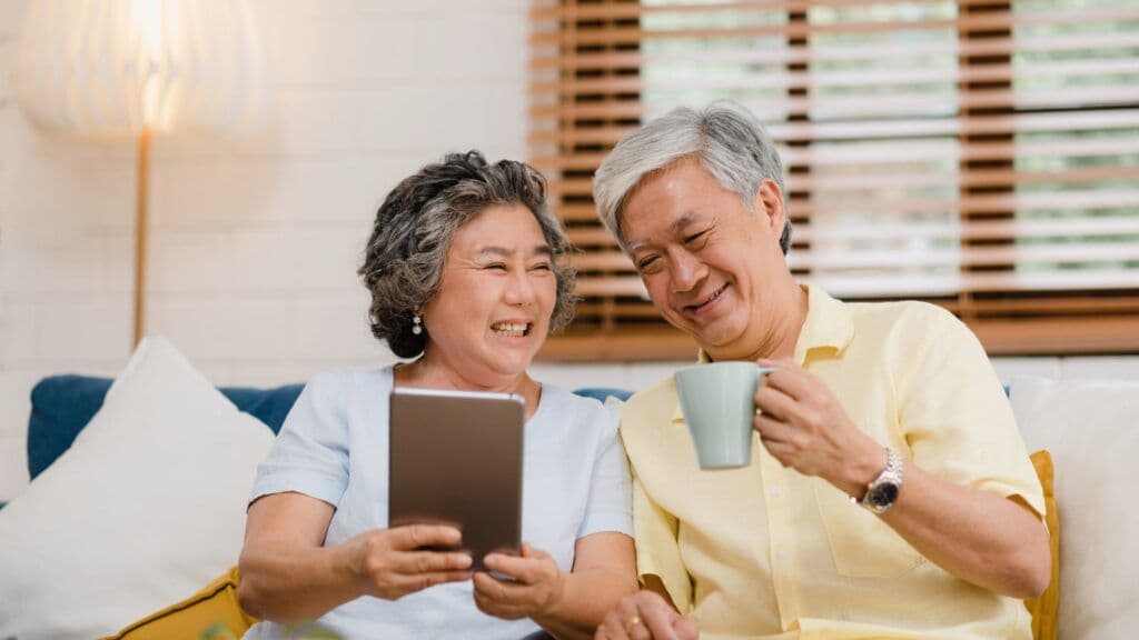 65歲以上長者需要切換到聯邦醫療保險Medicare，俗稱紅藍卡