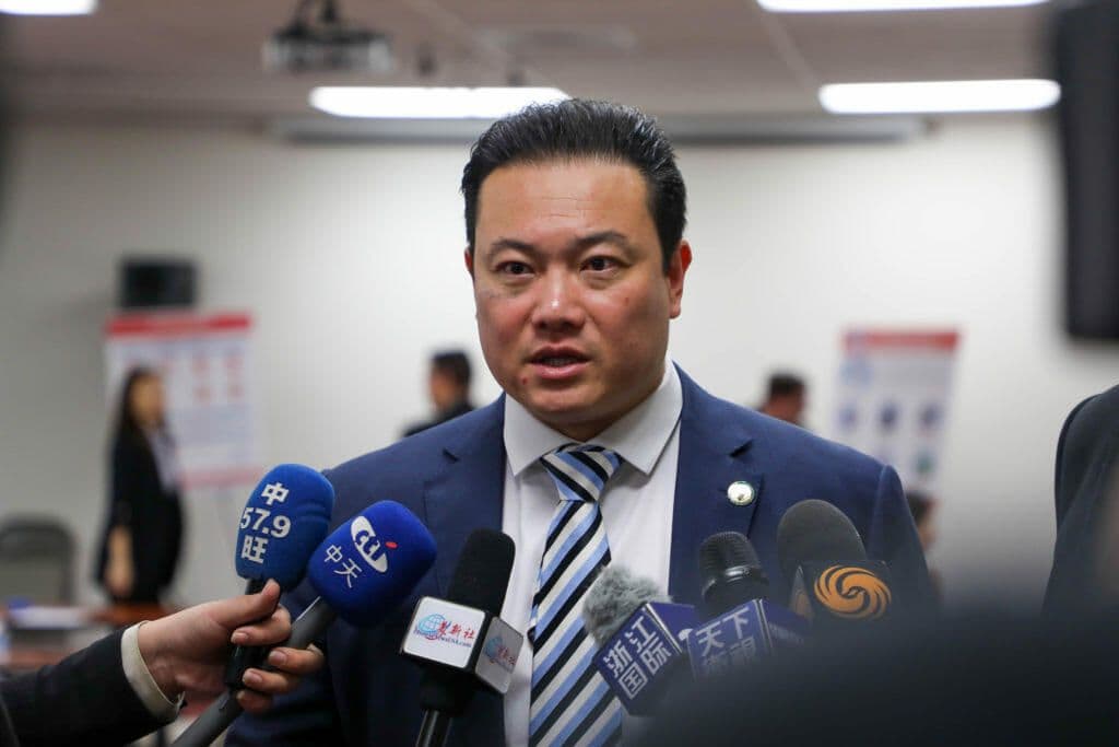 加州衆議員陳立德在新冠疫情說明會上接受媒體採訪