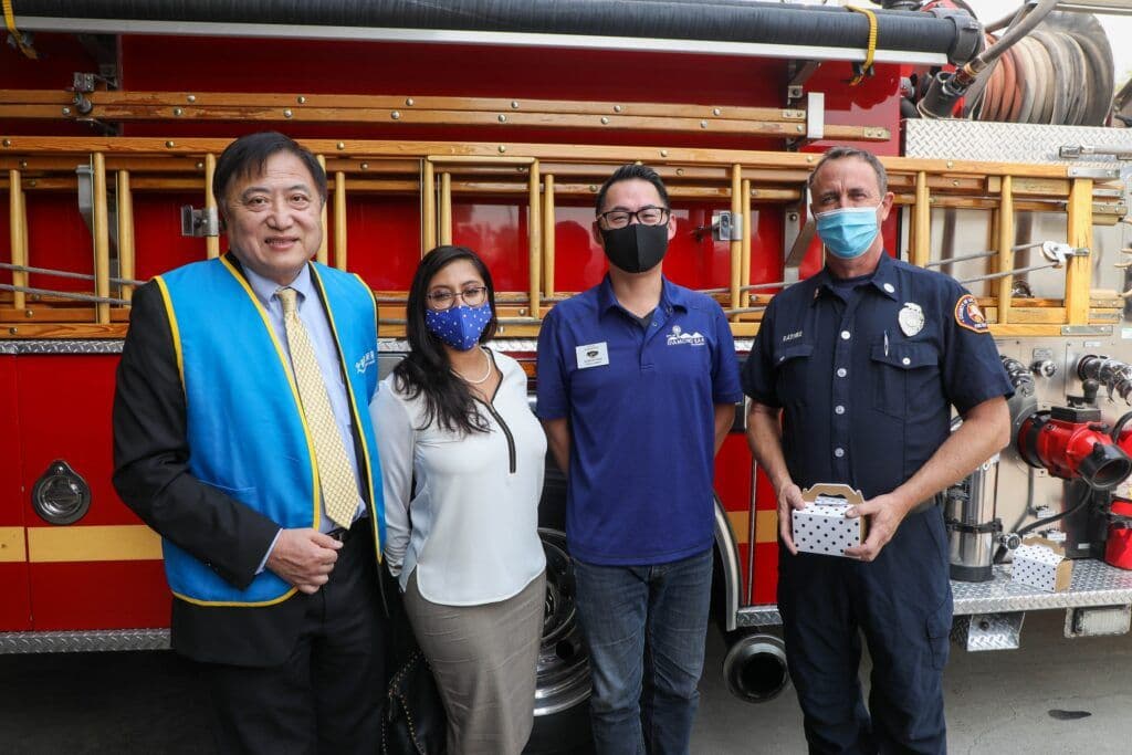 華興保險總裁張國興、Hartford保險公司代表Erika Carvajal、鑽石吧市議員周柏華、洛縣消防局120分局局長David Rathke在消防車前合影