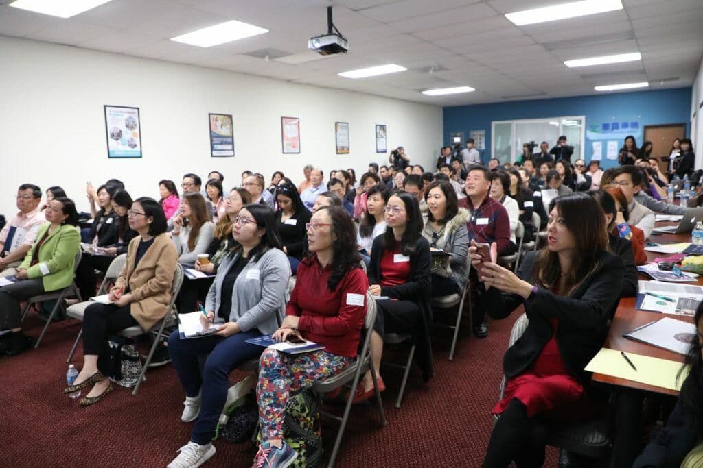 企業雇主及人事主管在華興保險講座上專心聆聽