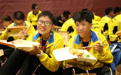 华兴保险总裁送爱心便当 伴中华特奥代表团洛杉矶第一夜