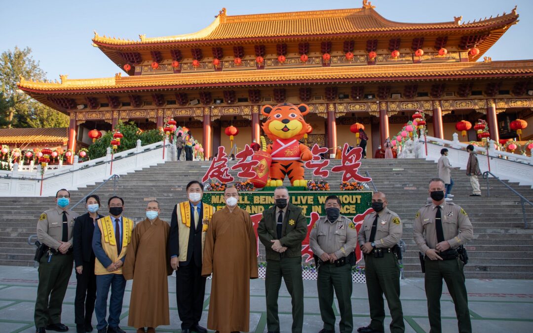 洛县 警察局局长 赴西来寺向华裔民众拜年