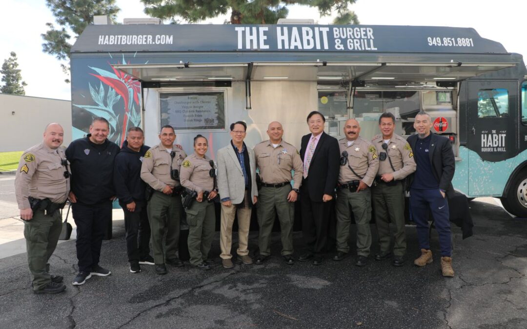 热食传温情！华兴保险携手多方慰劳工业市警局 致敬社区守护者