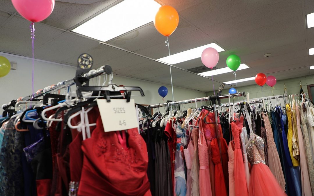 華人社區愛心齊聚 禮服捐贈助少女參加舞會