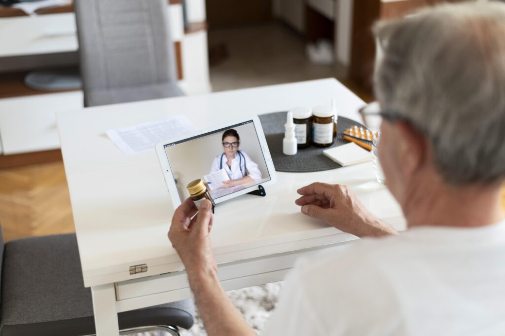 遠距醫療即透過電話或視訊等通訊方式,在家就可線上看醫生。