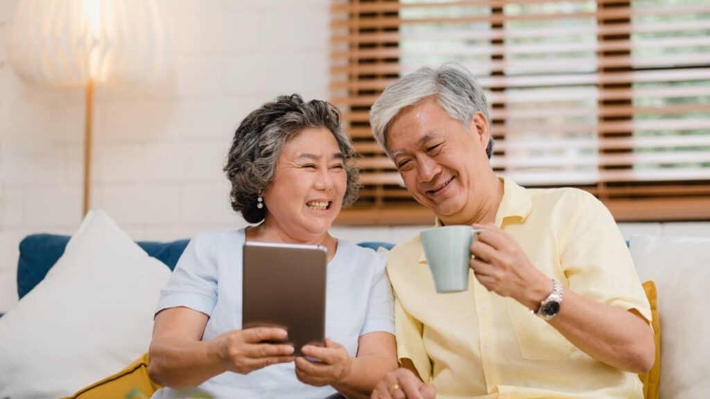 65歲以上長者需要切換到聯邦醫療保險Medicare，俗稱紅藍卡